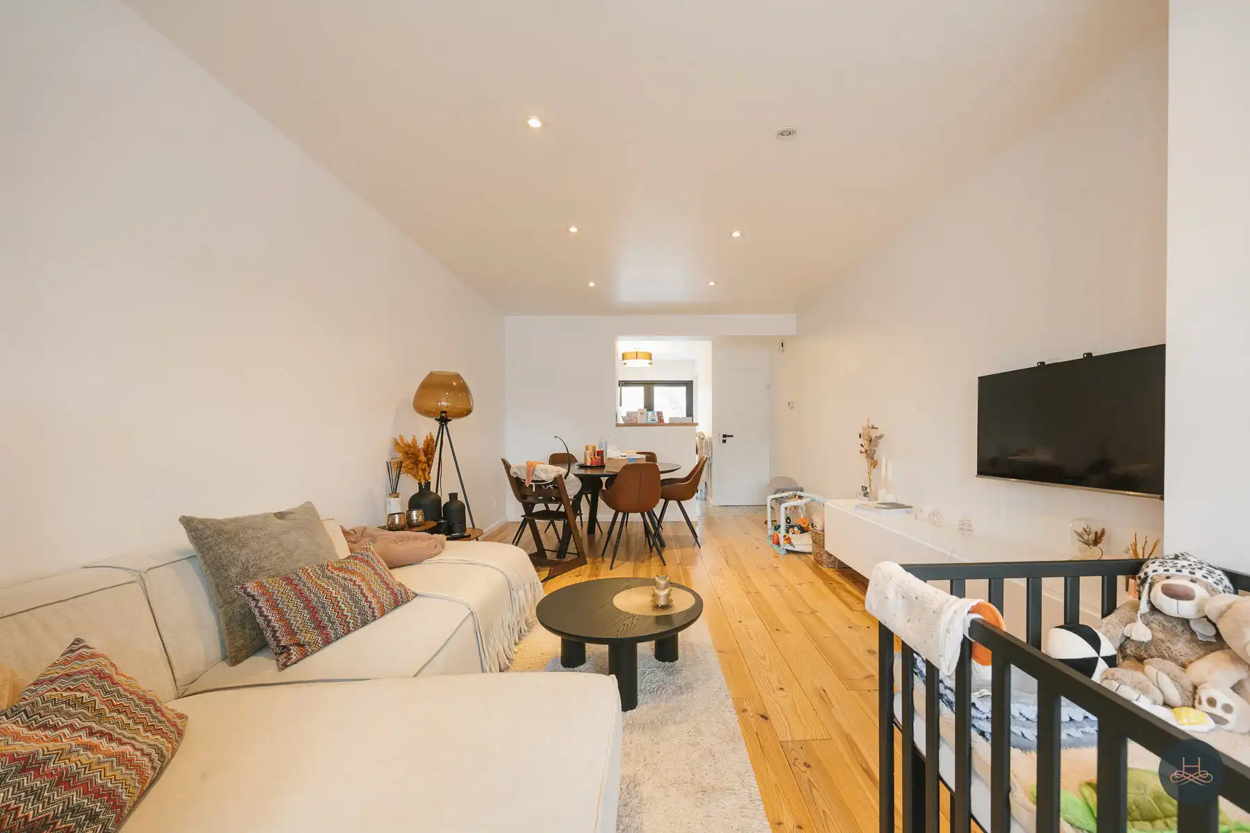 Gerenoveerde en energiezuinige woning met tuin en terrassen foto {{pictureIndex}}