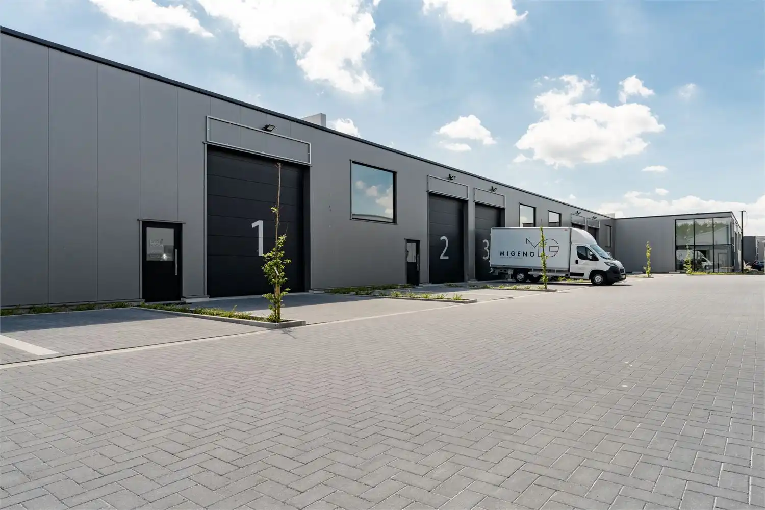 Recente bedrijfsunit met kantoor en kantine foto 9