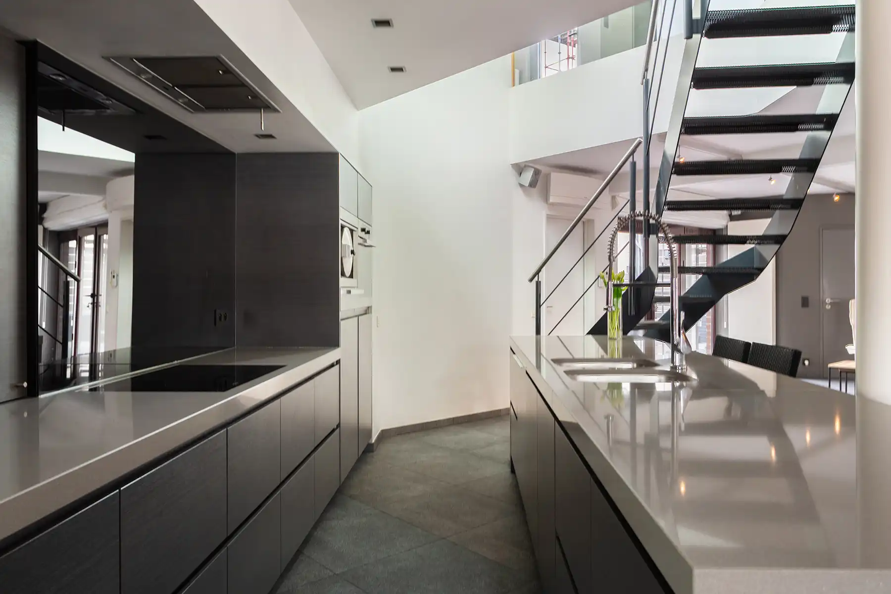 Modern gebouw met handel gelijkvloers en duplex-appartement. foto 12