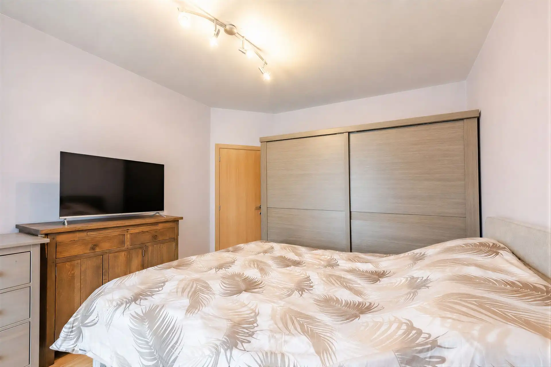 Instapklaar gelijkvloers appartement met 2 slaapkamers, ruim terras en ondergrondse staanplaats in hartje Aalst foto 17
