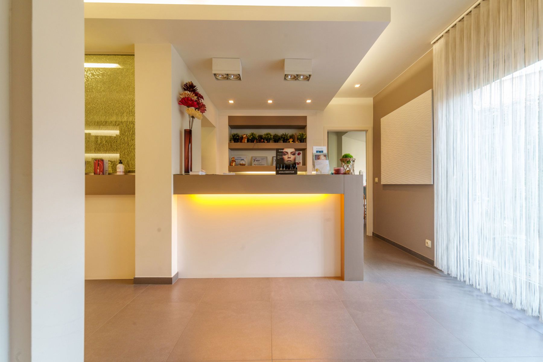 Instapklaar en veelzijdig pand momenteel, perfect ingericht voor het uitbaten van een schoonheidsinstituut.  foto 3