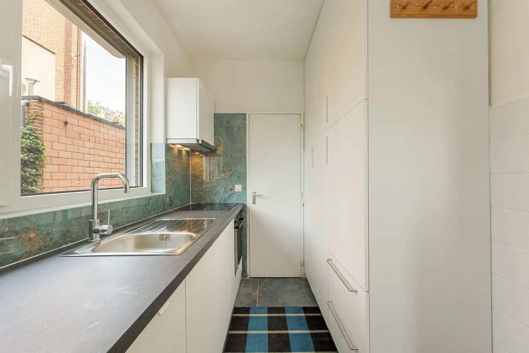 INSTAPKLAAR GELIJKVLOERS 2 SLAAPKAMER APPARTMENT + GARAGE foto 6