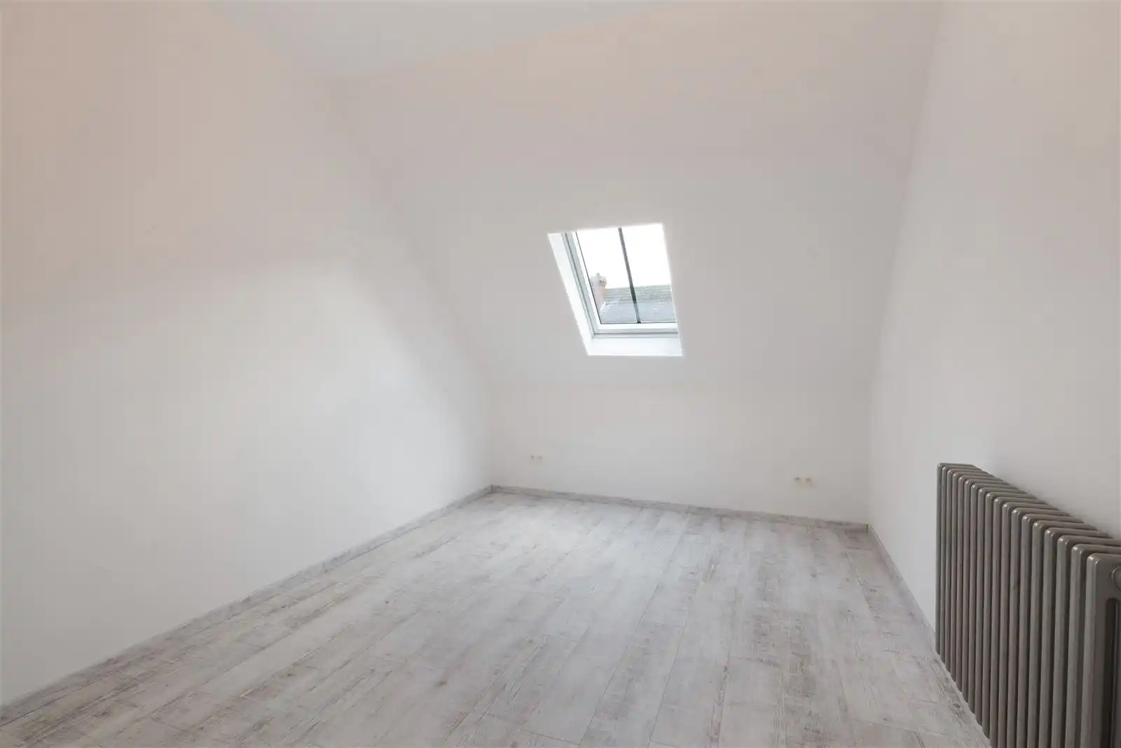 Instapklare volledig vernieuwde gezinswoning met tuin op 4are60 foto 17