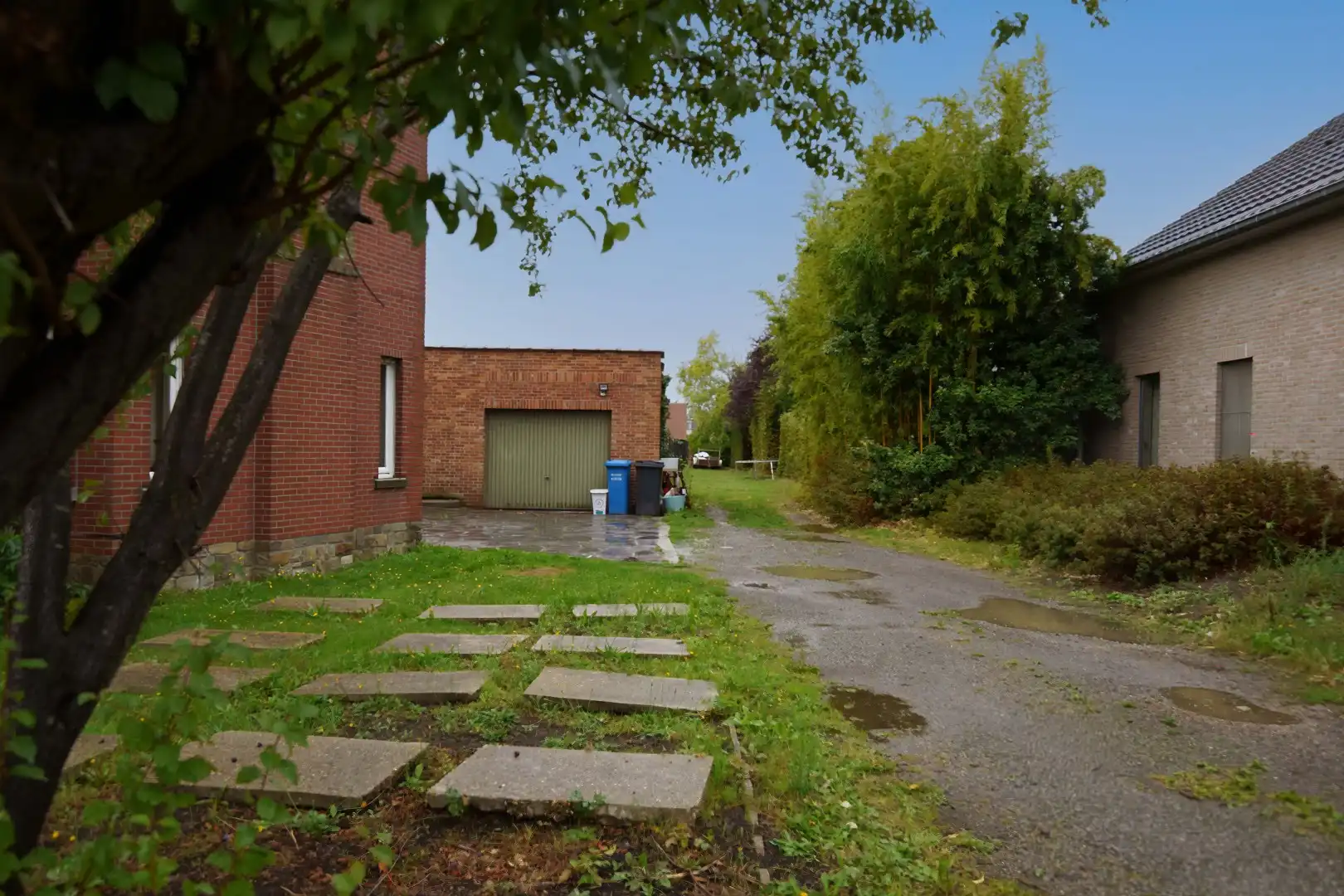 Ruime woning met vier slaapkamers en grote tuin foto 30