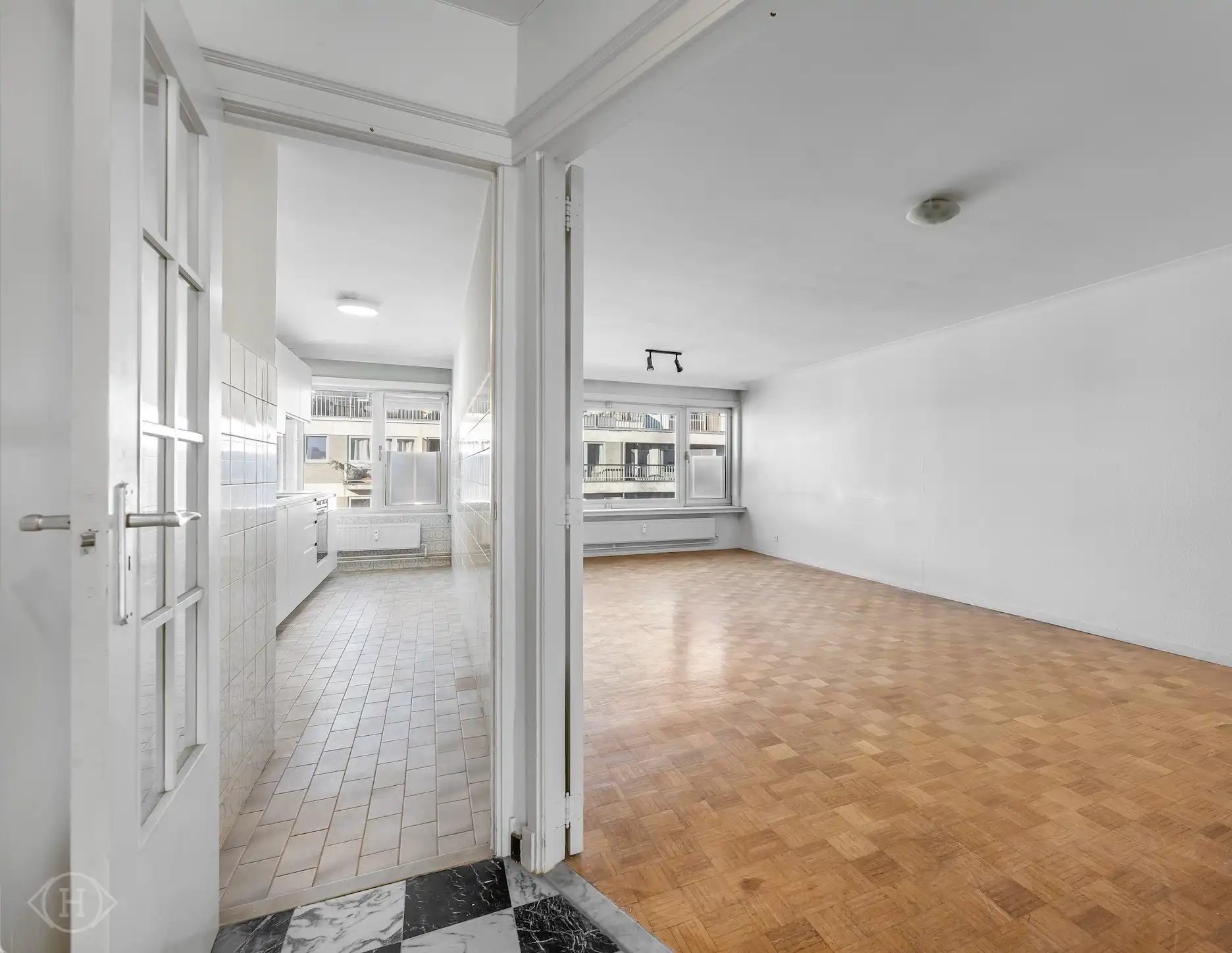 Ruim appartement met terras, parking en prachtig uitzicht foto {{pictureIndex}}