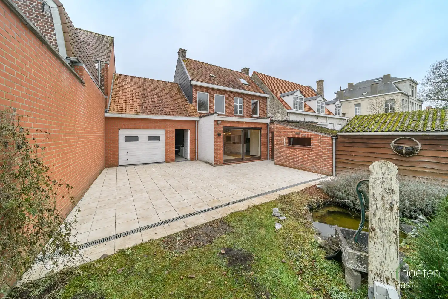 ROESBRUGGE: Ruime maar te moderniseren rijwoning met 4 slpks., grote garage en gezellige tuin op 492m² grondopp. foto 15