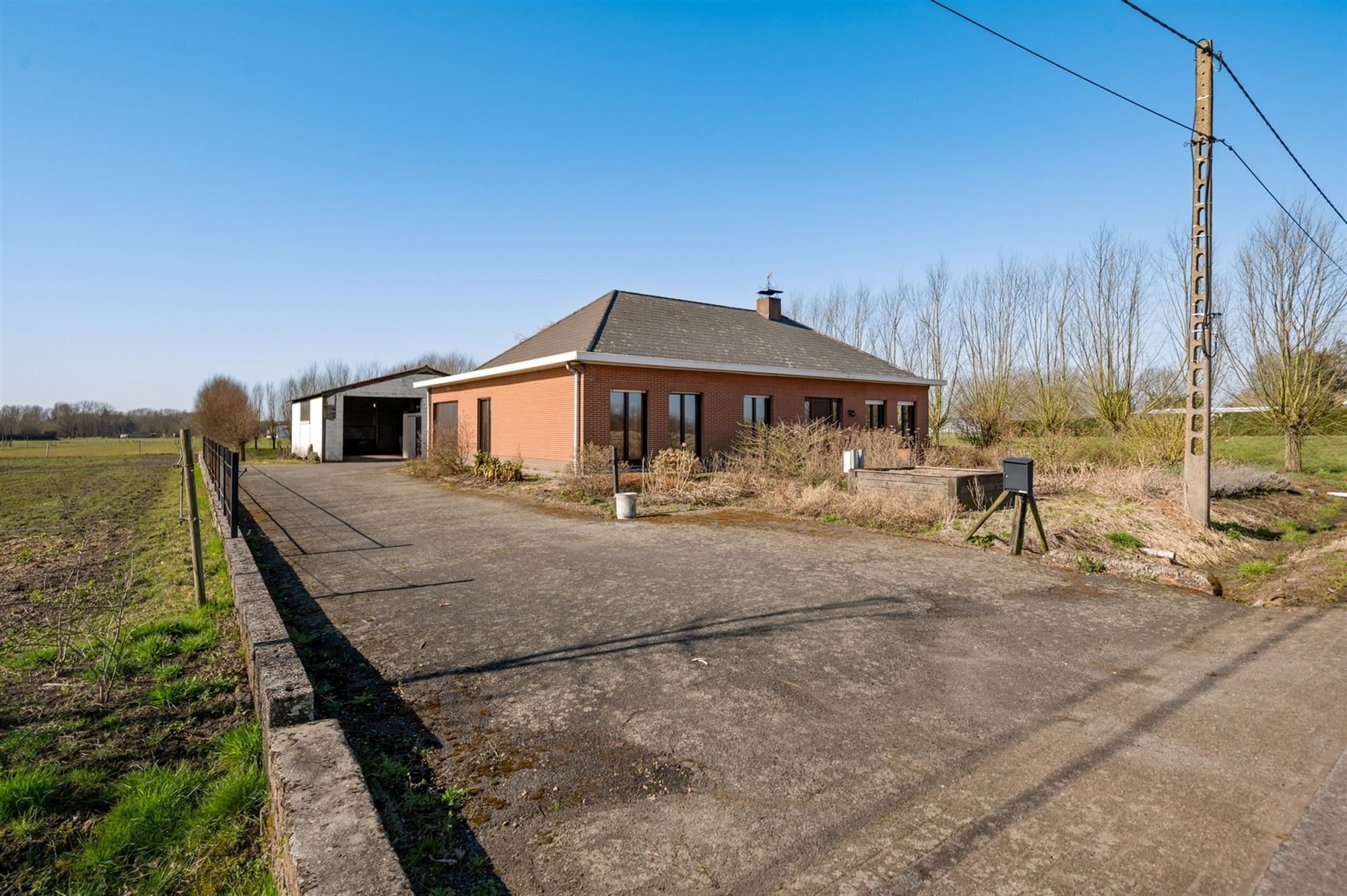 Hoofdfoto van de publicatie: Op te frissen woning met loods te Koningshooikt