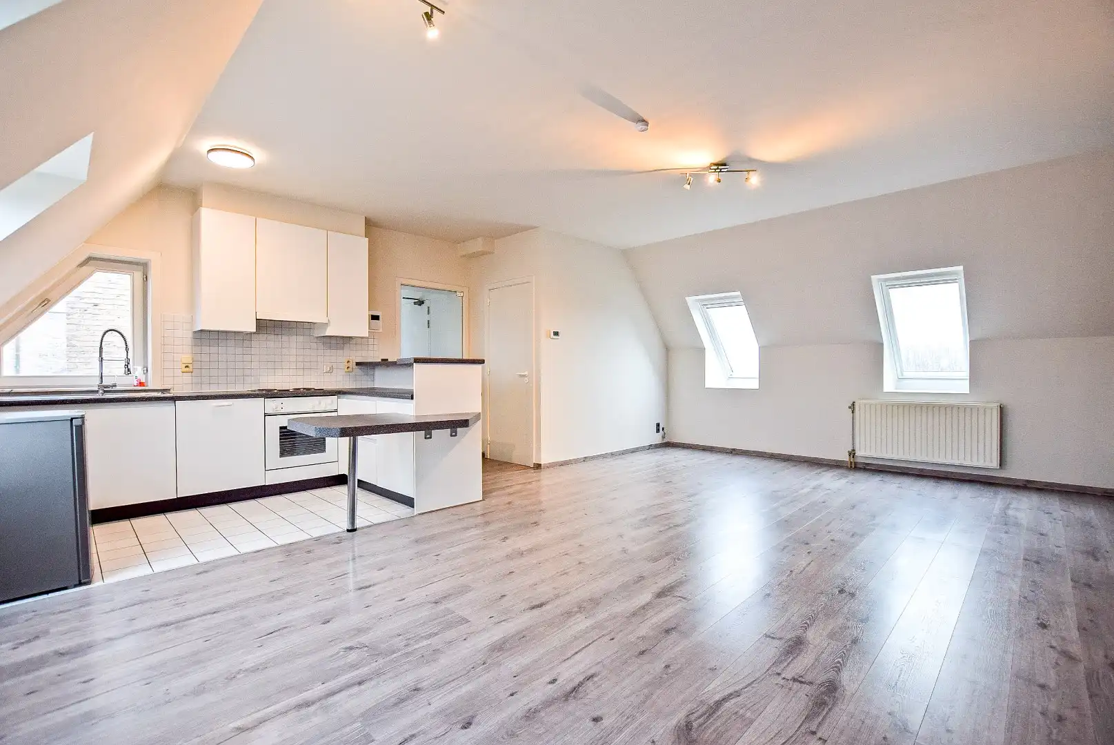 Instapklaar lichtrijk dakappartement in hartje Veurne (61m²) foto 3