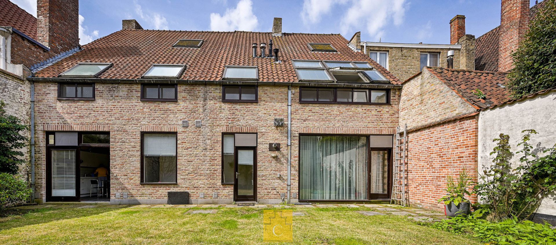 Breedhuis op een schilderachtige en stille ligging in het hart van de binnenstad, met flinke garage en grote stadstuin foto 19