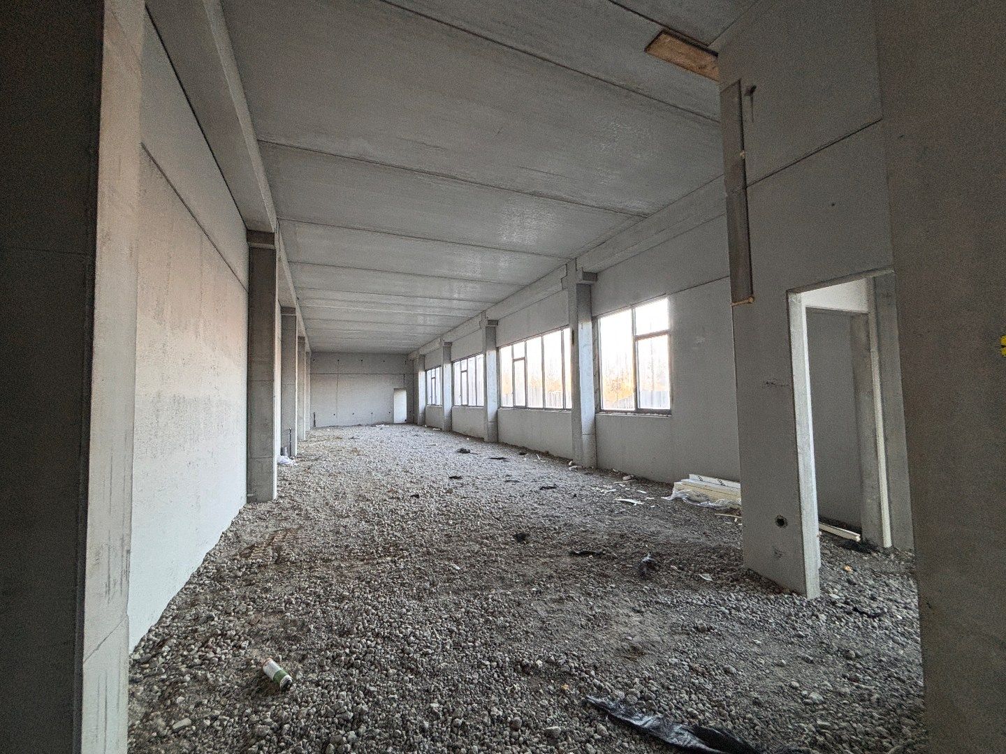 Logistieke bedrijfshal - 4069 m² - met mogelijkheid tot 1200 m² kantoren. Superligging! foto 9