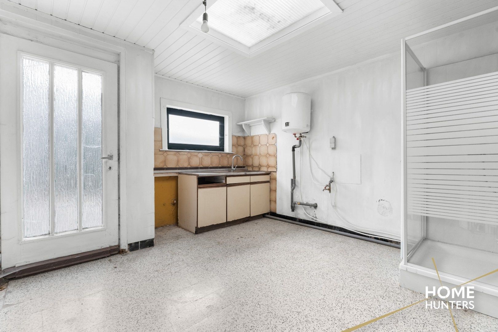 Renovatieproject met 4 slaapkamers, garage en ruime tuin foto 8