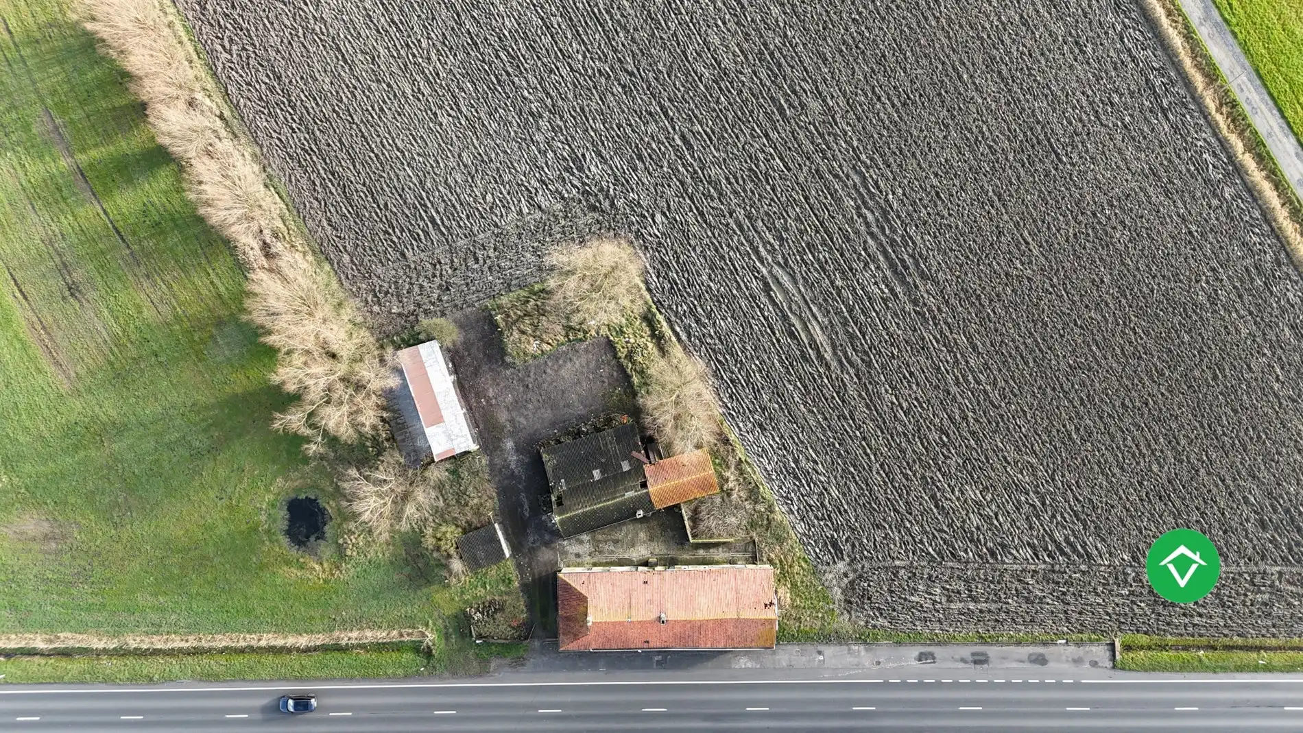Hoofdfoto van de publicatie: Te herbouwen of te slopen hoeve op ruim perceel in landelijke omgeving