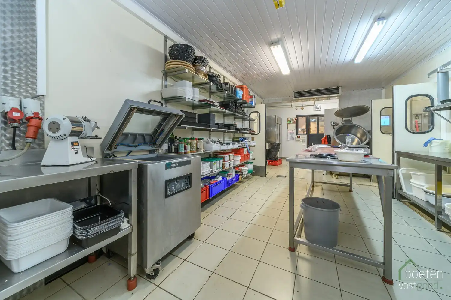 ALVERINGEM: handelsgelijkvloers, momenteel ingericht als beenhouwerij, met tuintje en car-ports in het hart van Alveringem foto 7