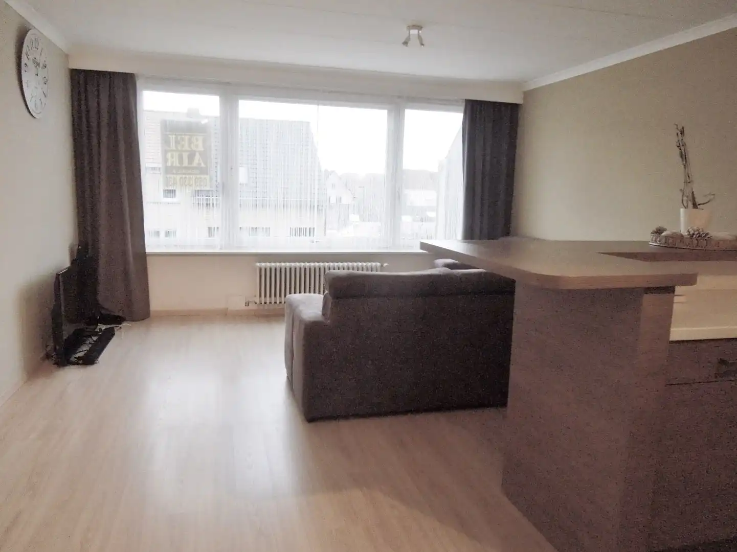 Ongemeubeld lichtrijk appartement met twee slaapkamers foto 2