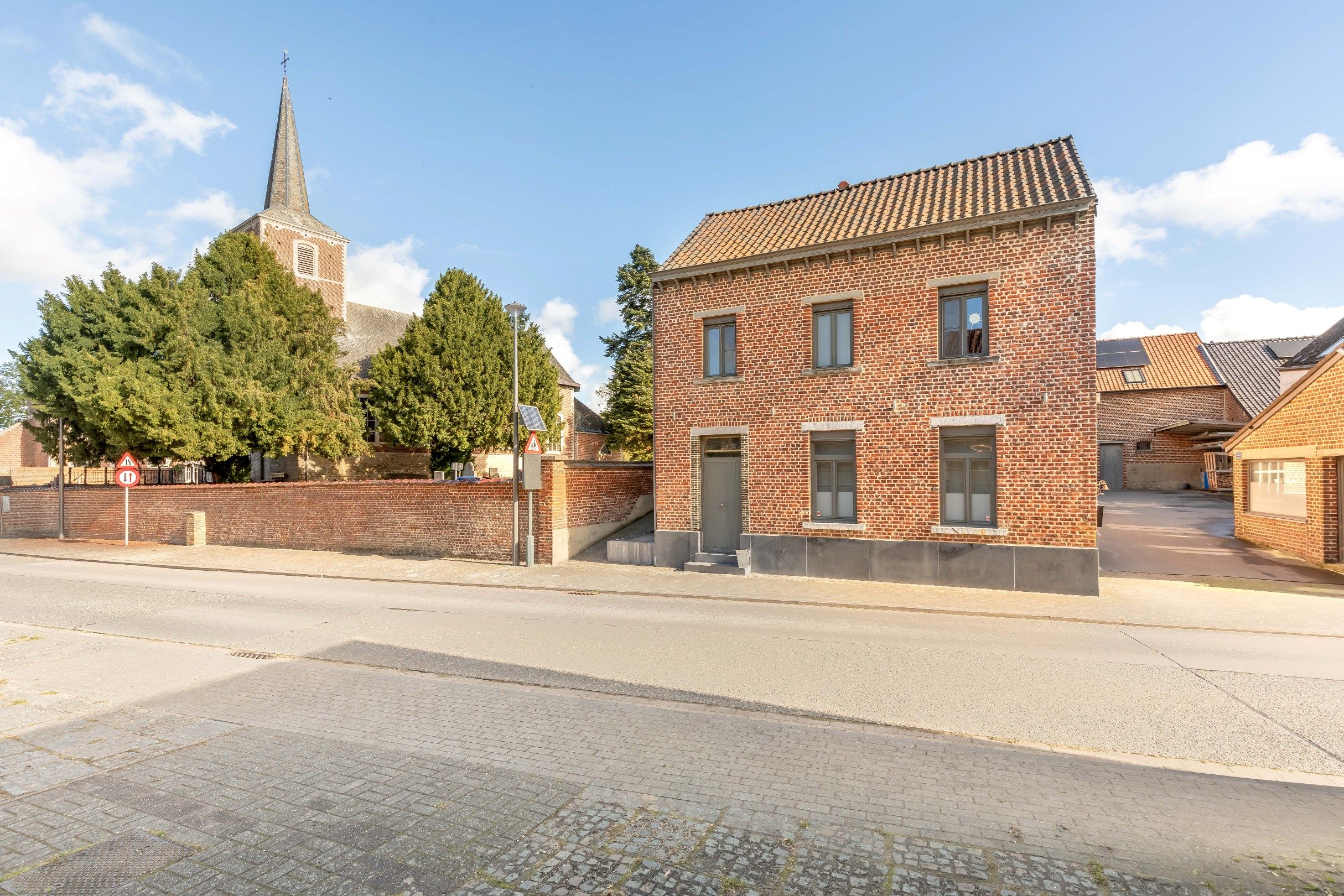 Karaktervolle woning met knappe bijgebouwen. foto 6