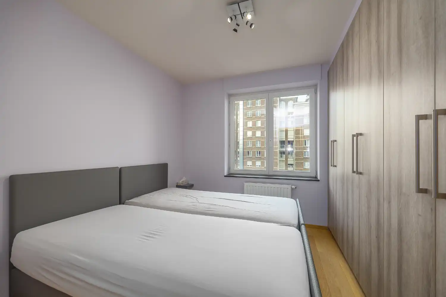 Gerenoveerd 2-slaapkamer appartement met inpandige garage in hartje Oostende foto 18