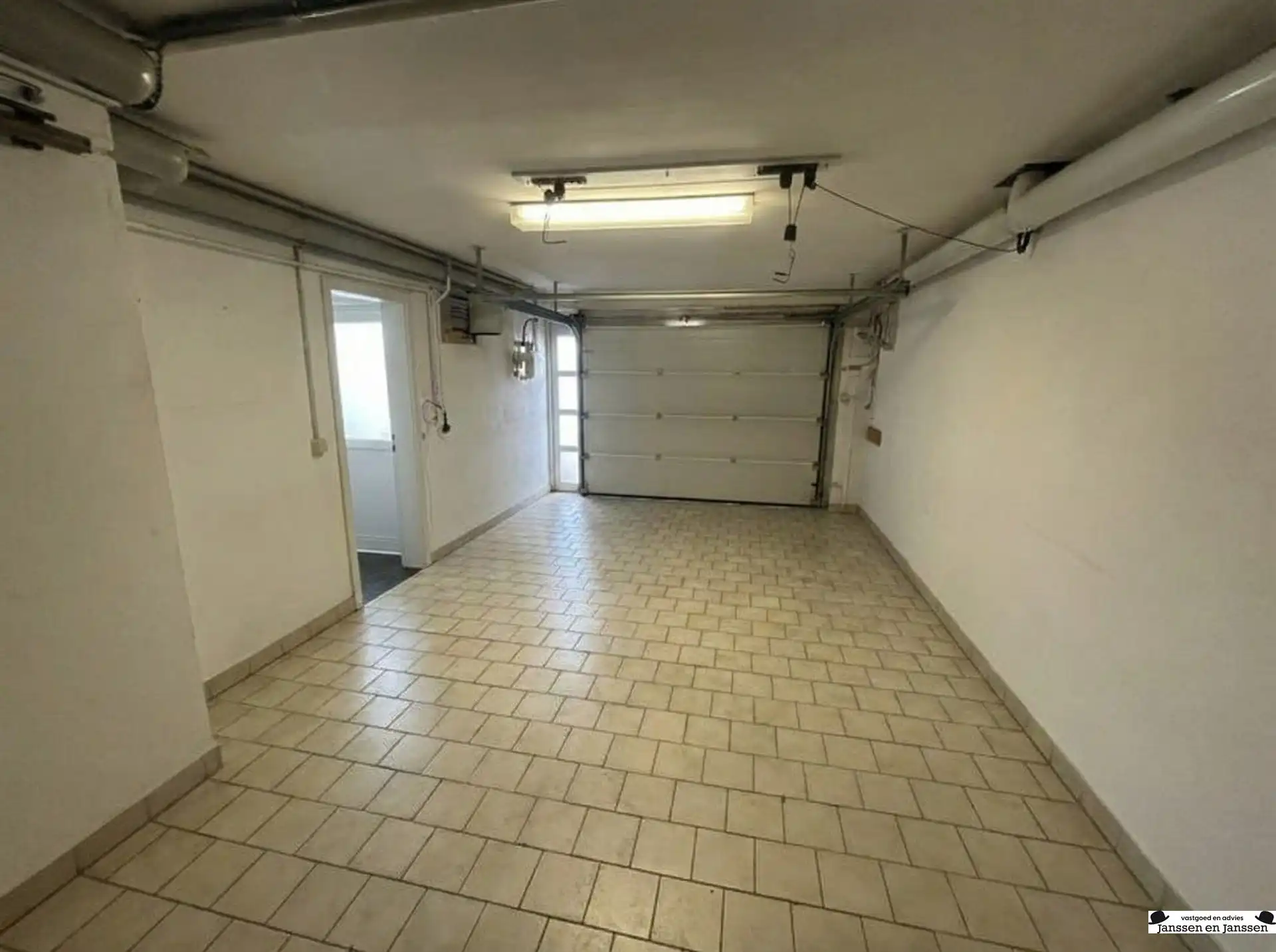 Centraal gelegen woning nabij het centrum van Brasschaat. foto 11