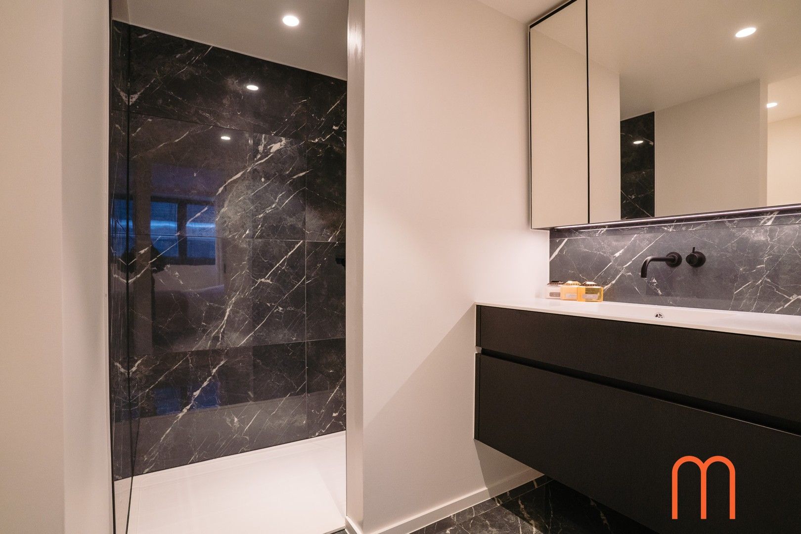 Luxueus afgewerkt appartement met frontaal terras – Residentie Ensor Tower II, Oosteroever Oostende. foto 14