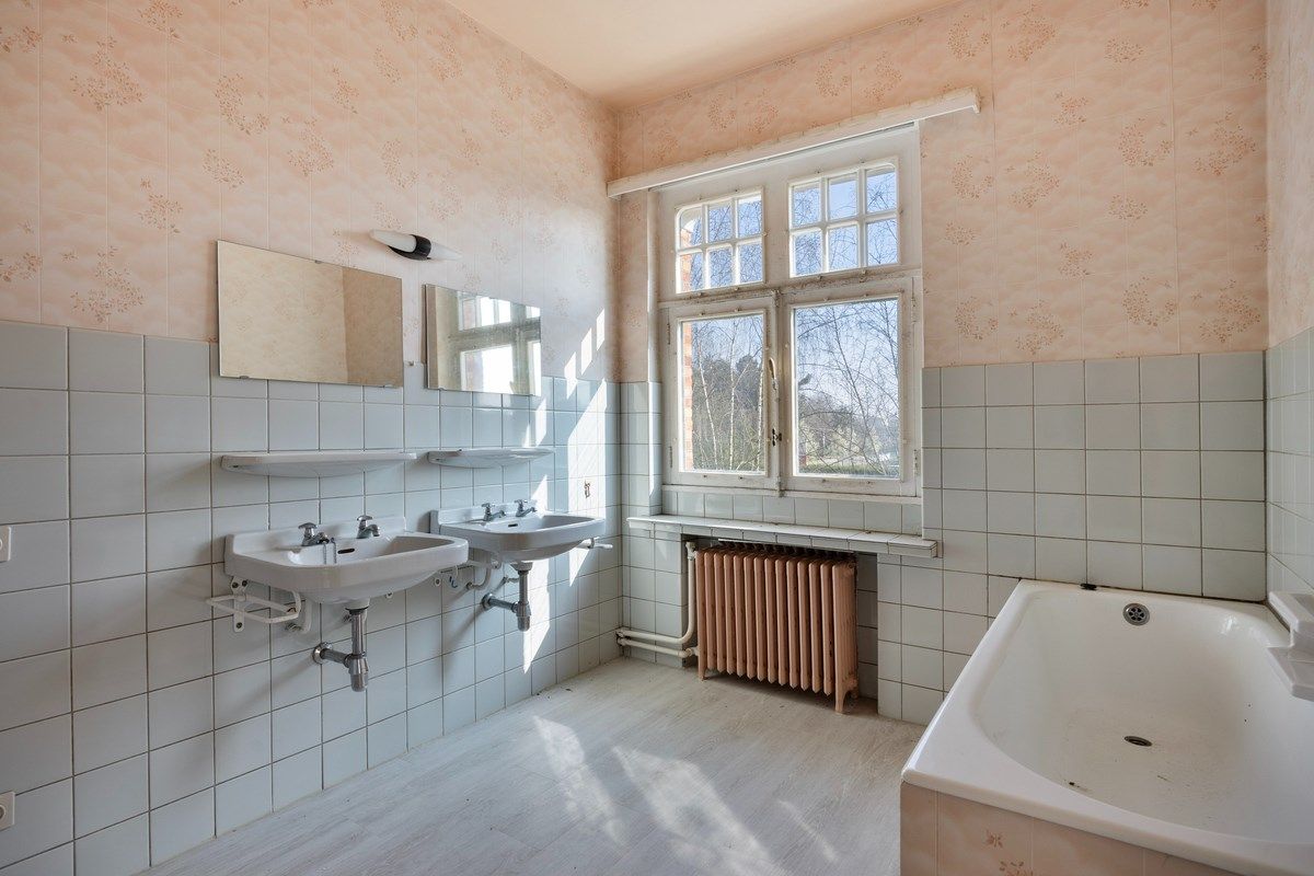 Te renoveren karaktervolle herenwoning op een prachtig perceel van 56 are. foto 19