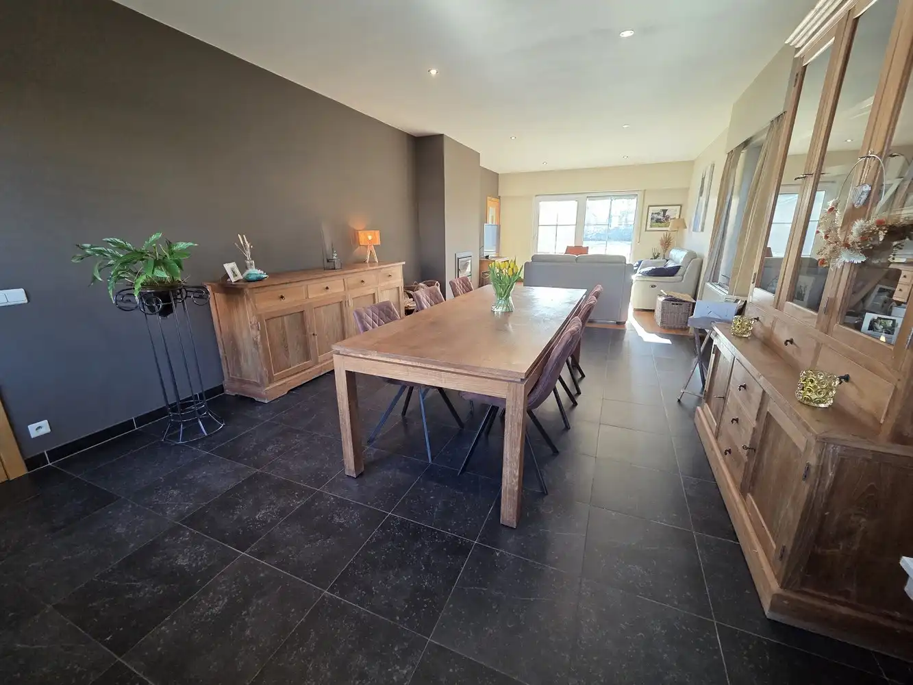 Zeer ruime gezinswoning, 4 slaapkamers, volledig onderkelderd met dubbele garage als bijgebouw foto 6