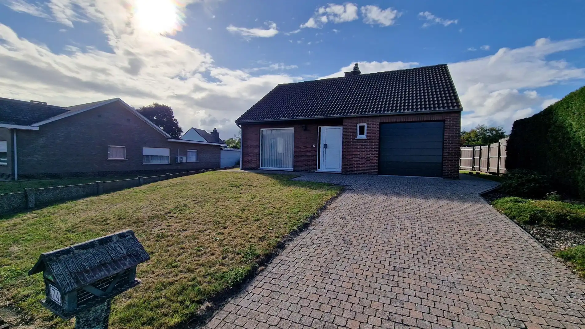 Open bebouwing met ruime tuin en garage foto 10