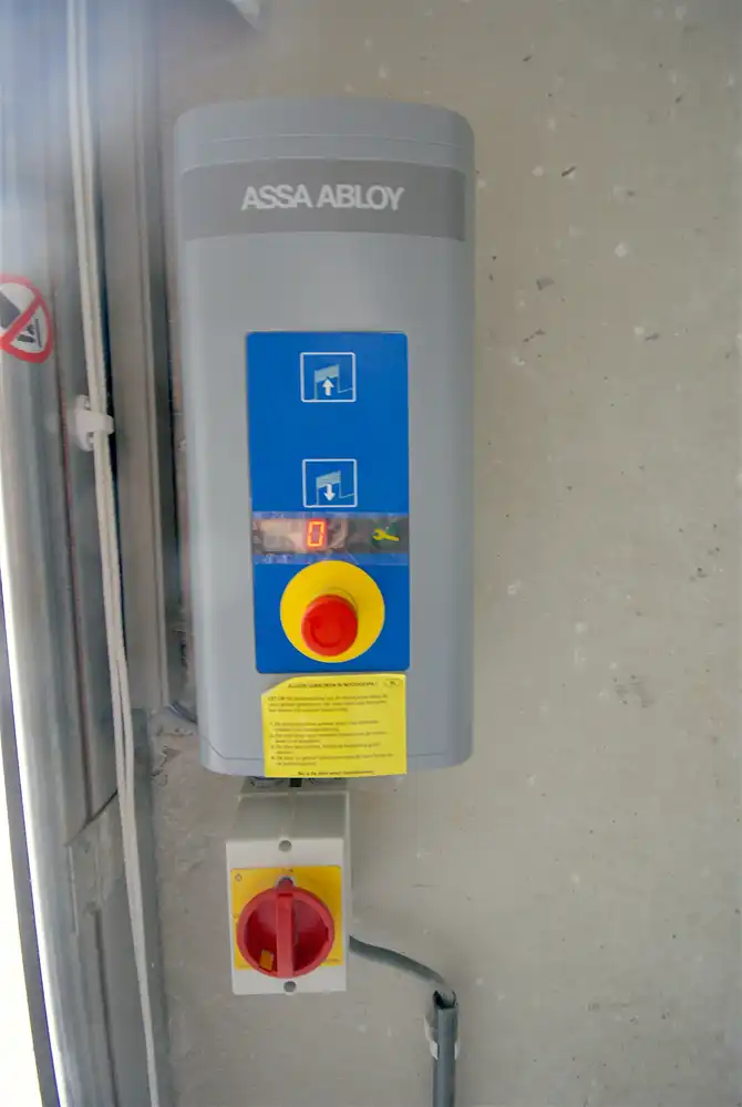 Goed geïsoleerde (vorstvrij) NB OPSLAGRUIMTE (288m²) TE HUUR, inclusief 3 private parkeerplaatsen voor de deur op industriezone te Aalter. foto 5