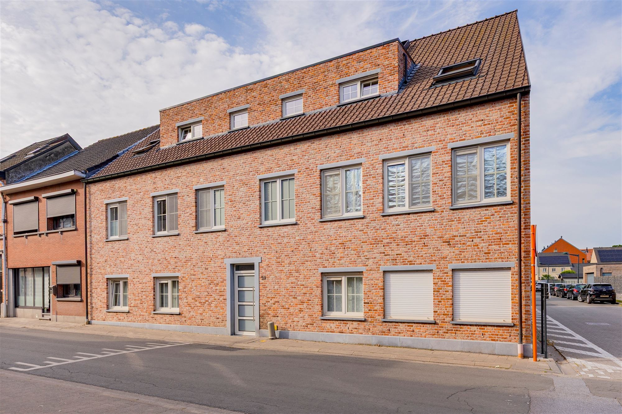 Opbrengsteigendom met 5 app + 7 garageboxen in Bazel foto {{pictureIndex}}
