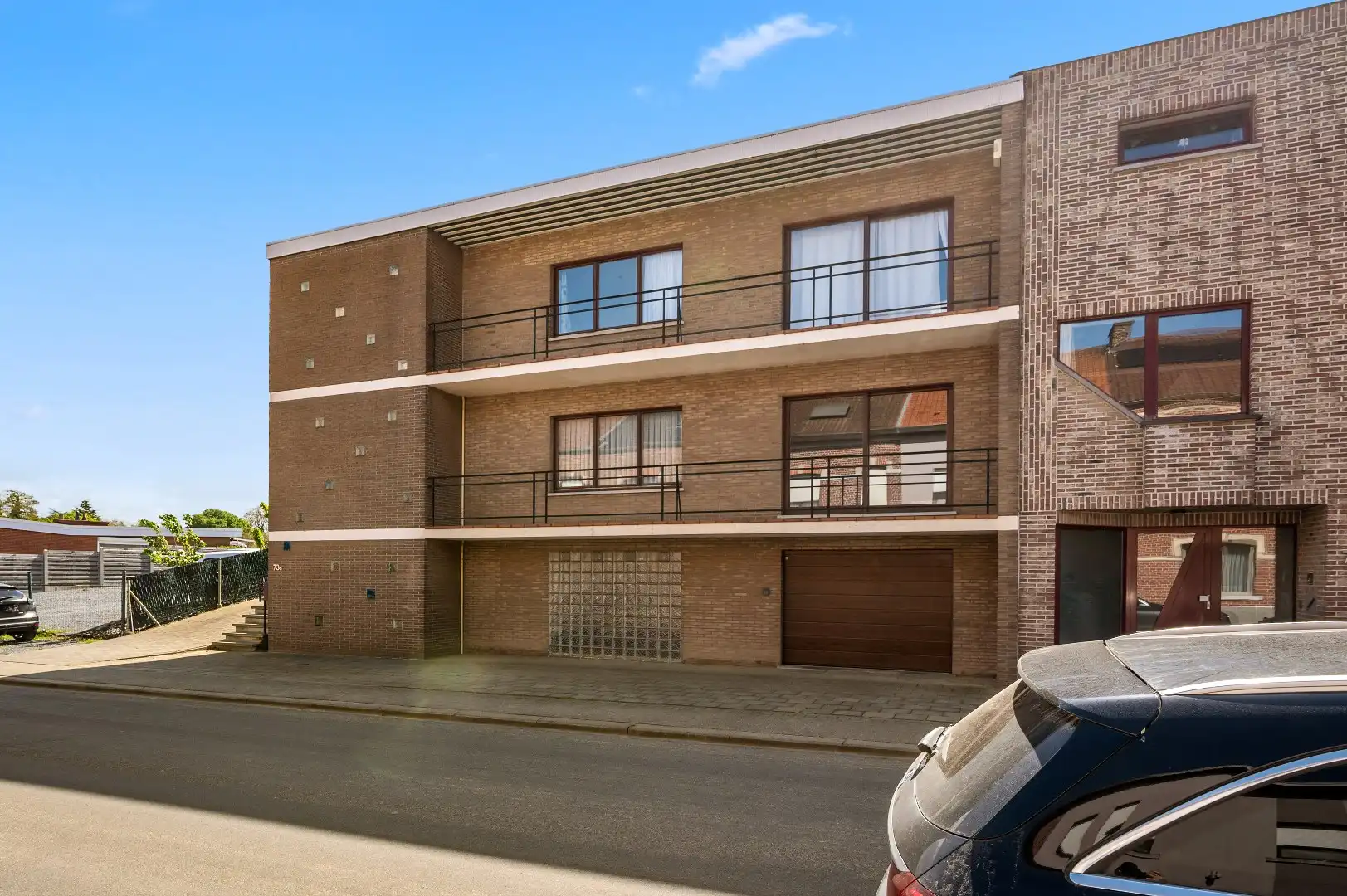 Ruime halfopen bel-étagewoning met uitzonderlijk veel parkeergelegenheid en prachtig uitzicht te koop in Landen foto 3