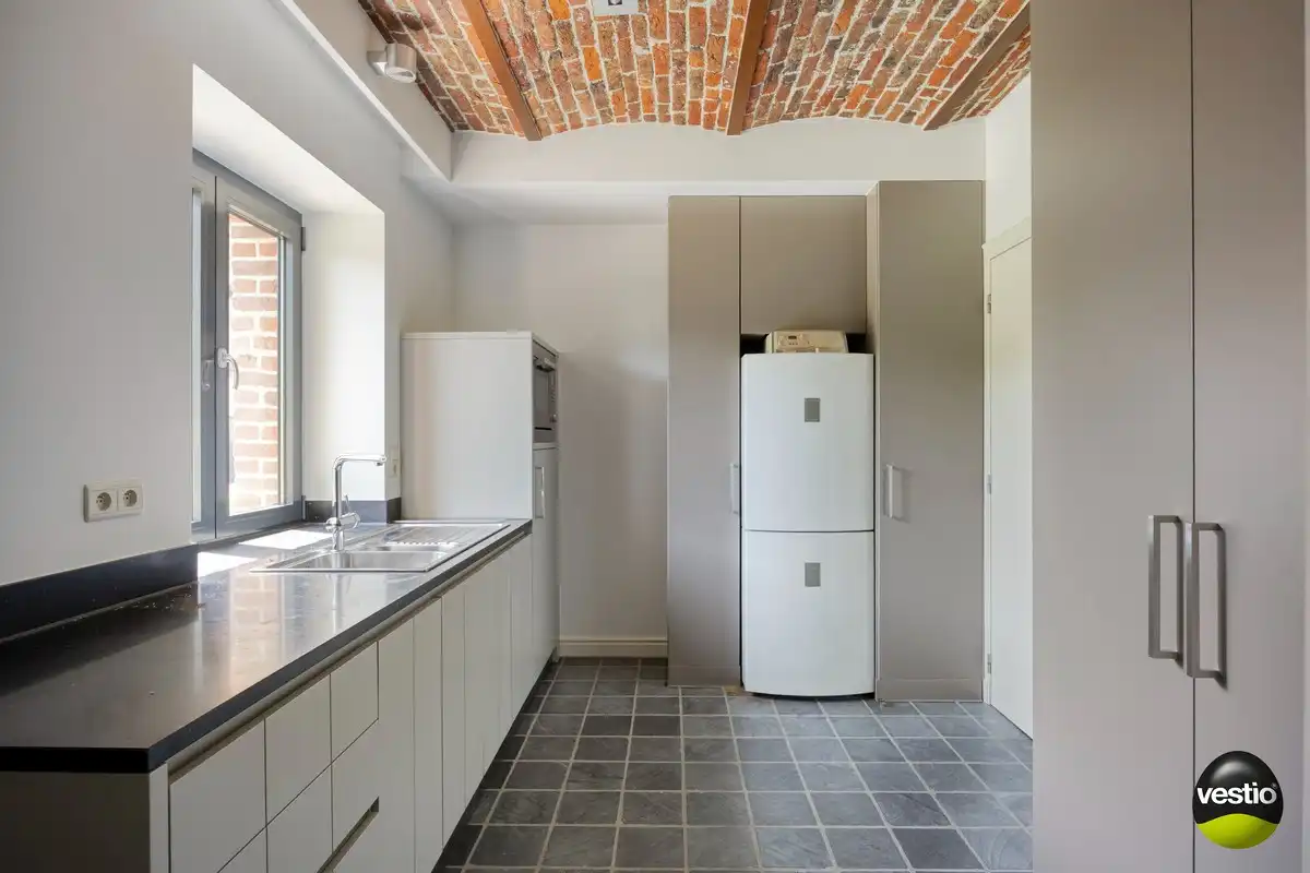 EXCLUSIEVE HOEVE MET MEERDERE WOONGEDEELTES, ATELIER, STALLING en AANPALENDE WEIDE OP CA. 1,6 HECTARE NABIJ DOMEIN NIEUWENHOVEN. foto 40