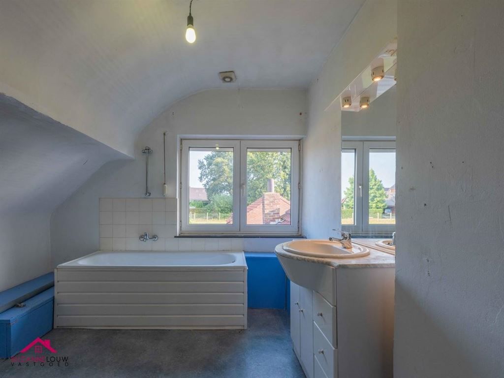 Te renoveren, vrijstaande woning op ruim perceel foto 36