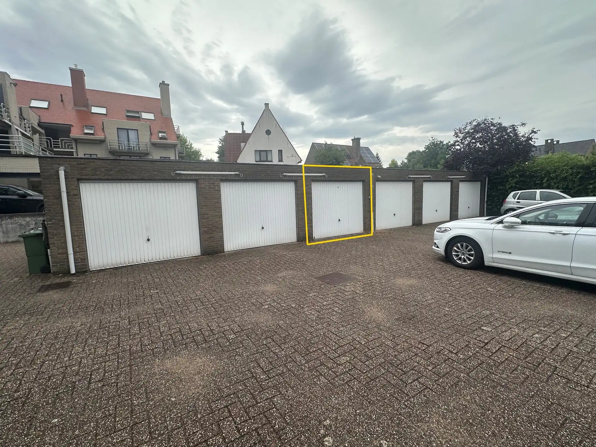 Strategisch gelegen en gerenoveerd tweeslaapkamerappartement met garage foto 10