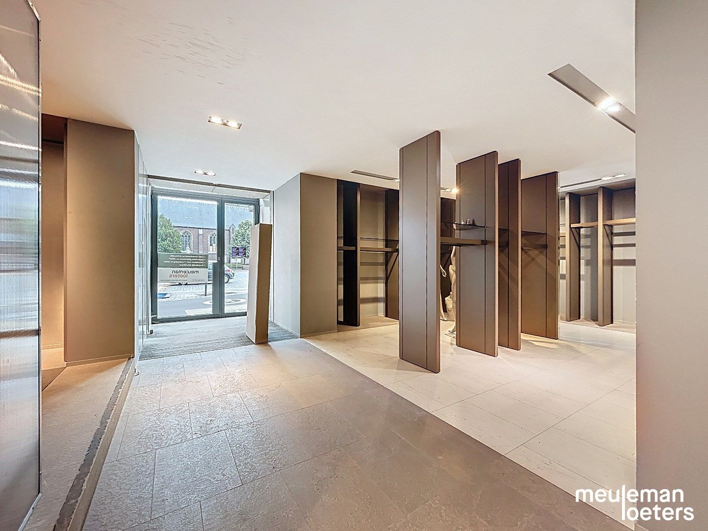 Unieke winkelruimte in het commercieel centrum foto 18