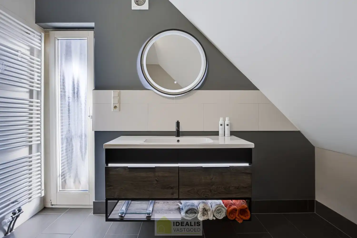IDEALIS VASTGOED – EEN HUIS OM VERLIEFD OP TE WORDEN! DEZE PRACHTIGE INSTAPKLARE (LEVENSBESTENDIGE) VILLA MET EEN HEERLIJKE LICHTRIJKE LEEFRUIMTE VOORZIEN VAN EEN OPEN KEUKEN, 5 SLAAPKAMERS, 2 BADKAMERS, EEN PERFECT AANGELEGDE TUIN IN ALLE PRIVACY, UITGERUST MET EEN GOED VOORZIENE BUITENKEUKEN EN BIJGEBOUWEN INGERICHT VOOR WELLNESS (HOT TUB) EN BERGRUIMTE! EEN MUST VISIT VOOR ZIJ OP ZOEK NAAR MOOIE HUIZEN! foto 44