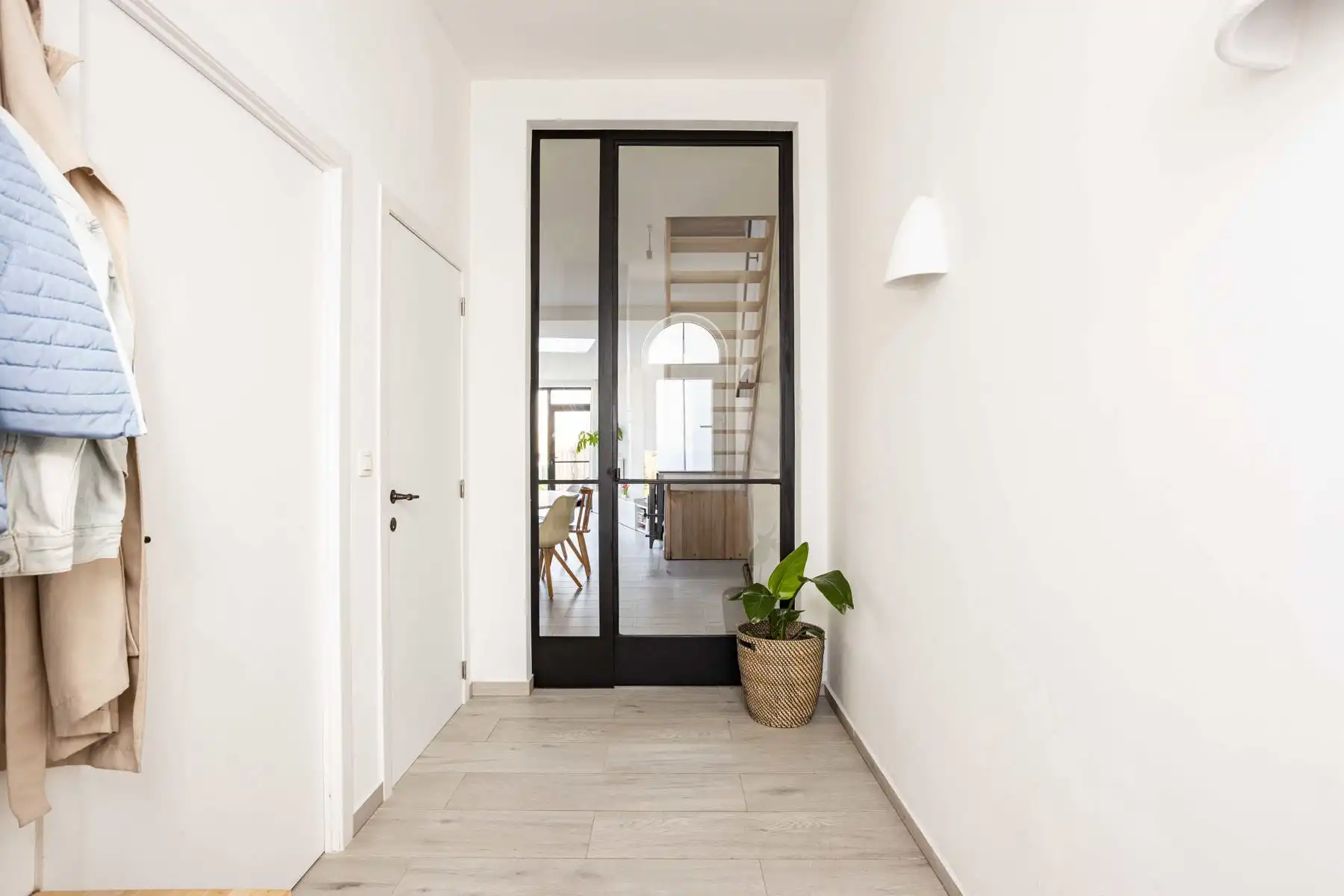 Instapklare totaal gerenoveerde woning in verkeersluwe straat! foto 2