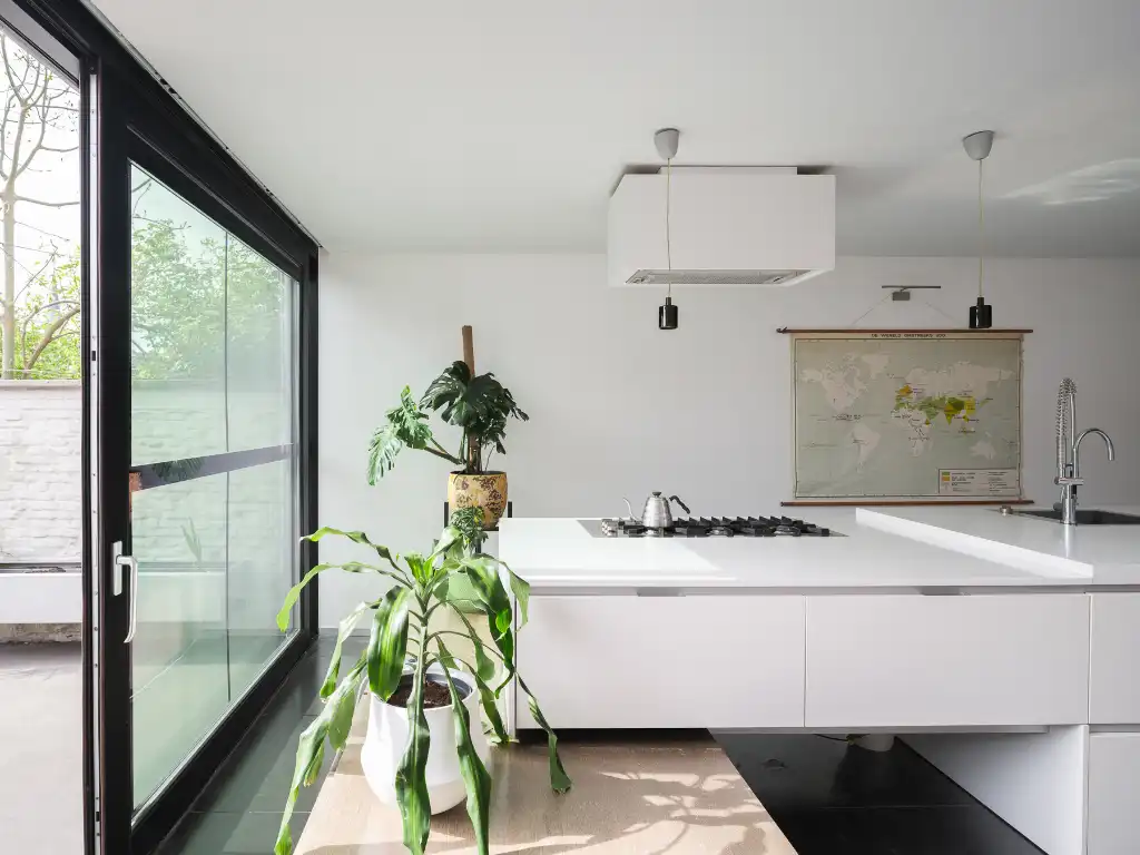 Architecturale burgerwoning naar de hand van Enplus architecten met stadstuin en polyvalente achterbouw op een boogscheut van het stadscentrum. foto 5