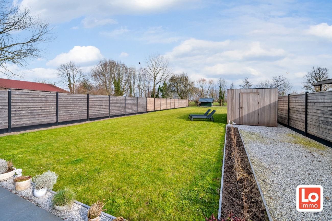 VERKOCHT! Instapklare halfopen nieuwbouw woning met inpandige garage en open zicht op een landelijke locatie in Beervelde! foto 25