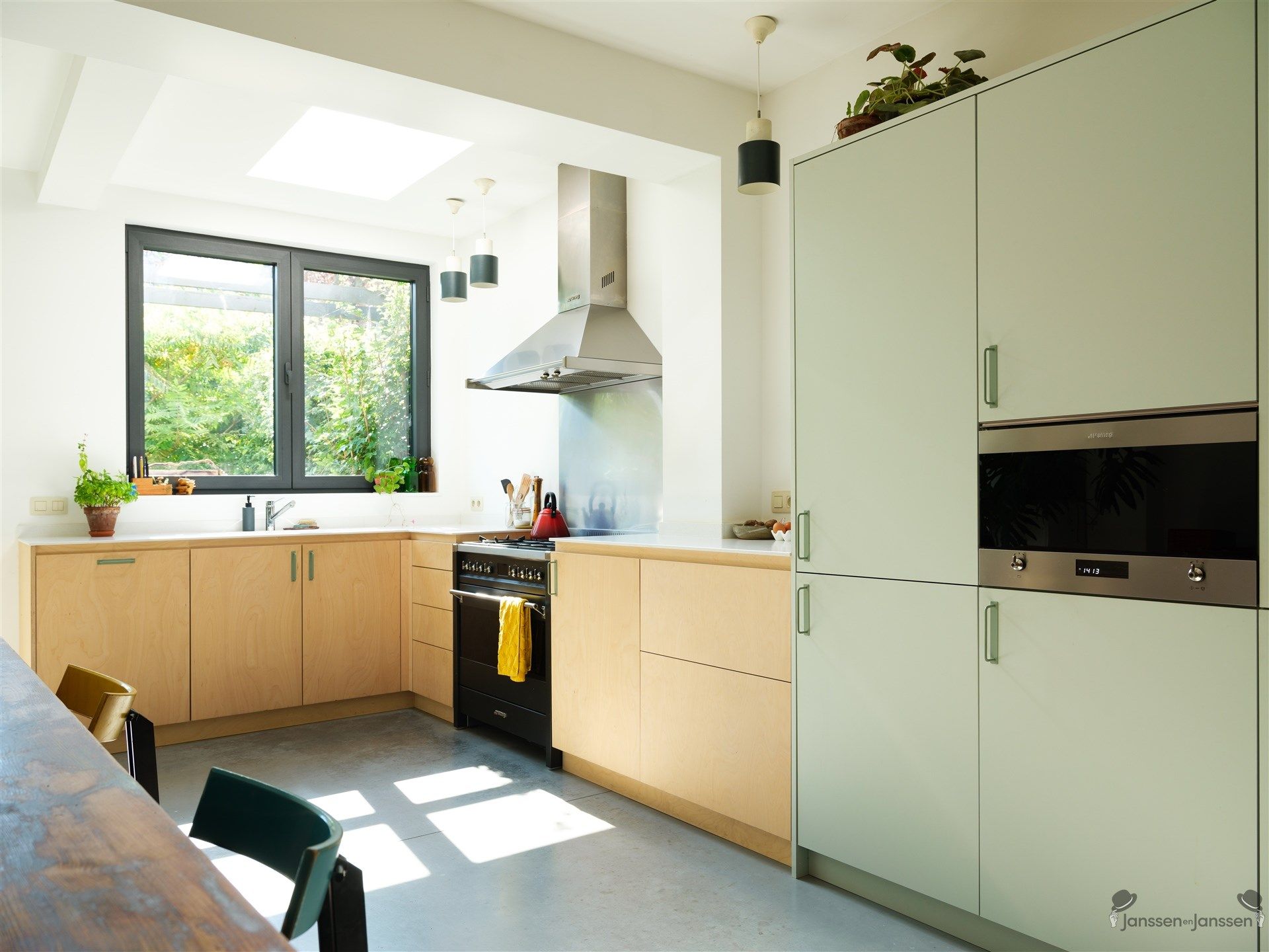 Charmant gerenoveerde woning met zonnige groene tuin foto 3