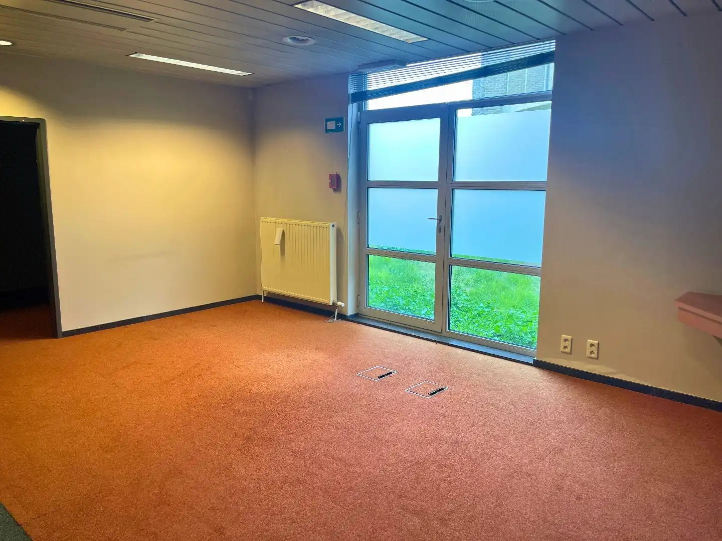 Handelsgelijkvloers 433m² met 3 parkings en kelder op commerciële topligging foto 6