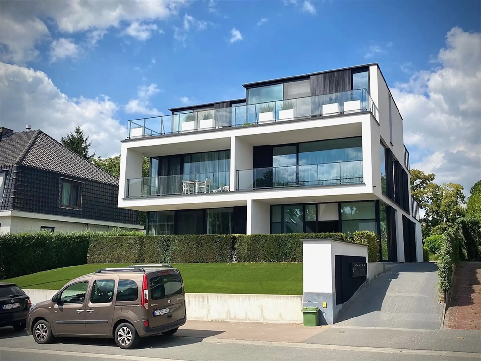 Instapklaar APPARTEMENT (1ste verdieping) met 2 slaapkamers, ruime terrassen (2), garage  & autostaanplaats  foto 2