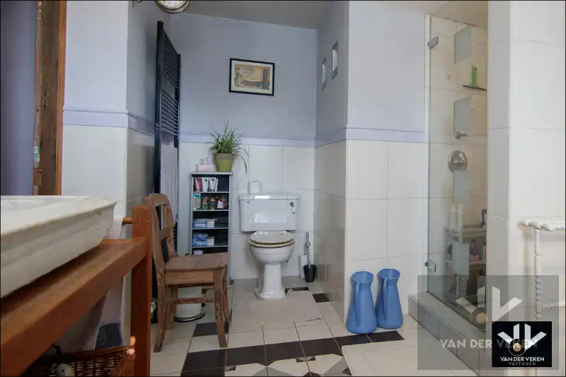 Volledig gerenoveerde, instapklare hoeve met authentieke elementen en sfeer in het hart van Haspengouw - een charmante woning én een ideale locatie om uw evenementenlocatie, B&B, kantoor, ... te vestigen! foto 15