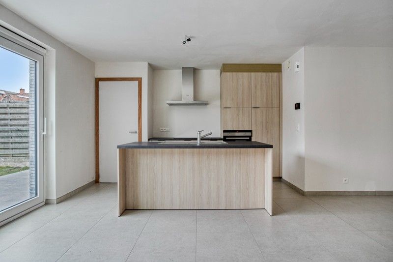 Prachtige, verrassend ruime nieuwbouwwoning met 3 slaapkamers én inpandige garage te koop in Dentergem! foto 7