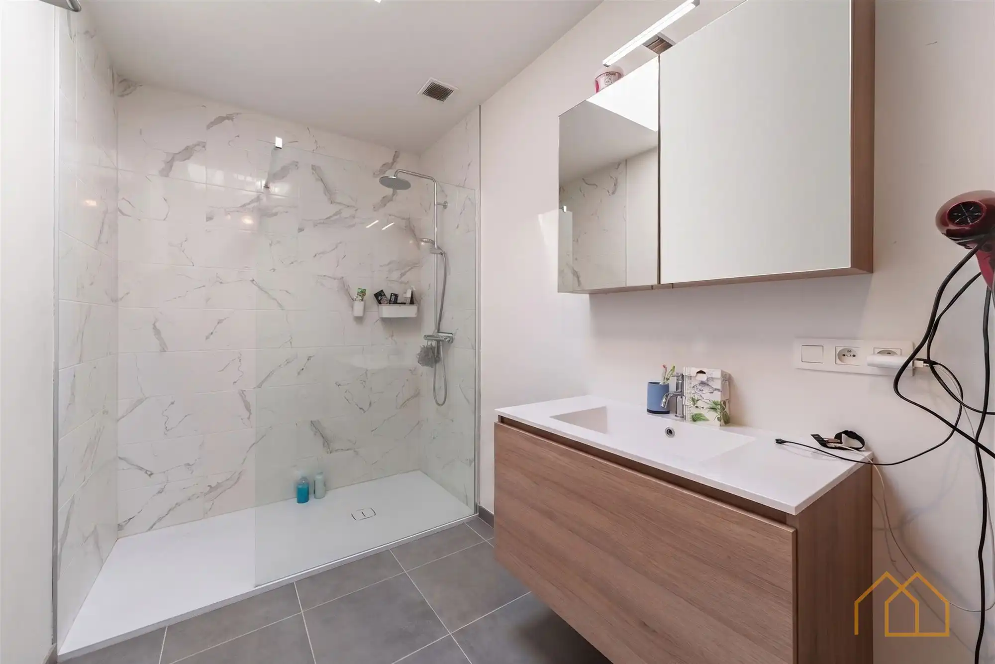 Hedendaagse woning met tuin foto 13