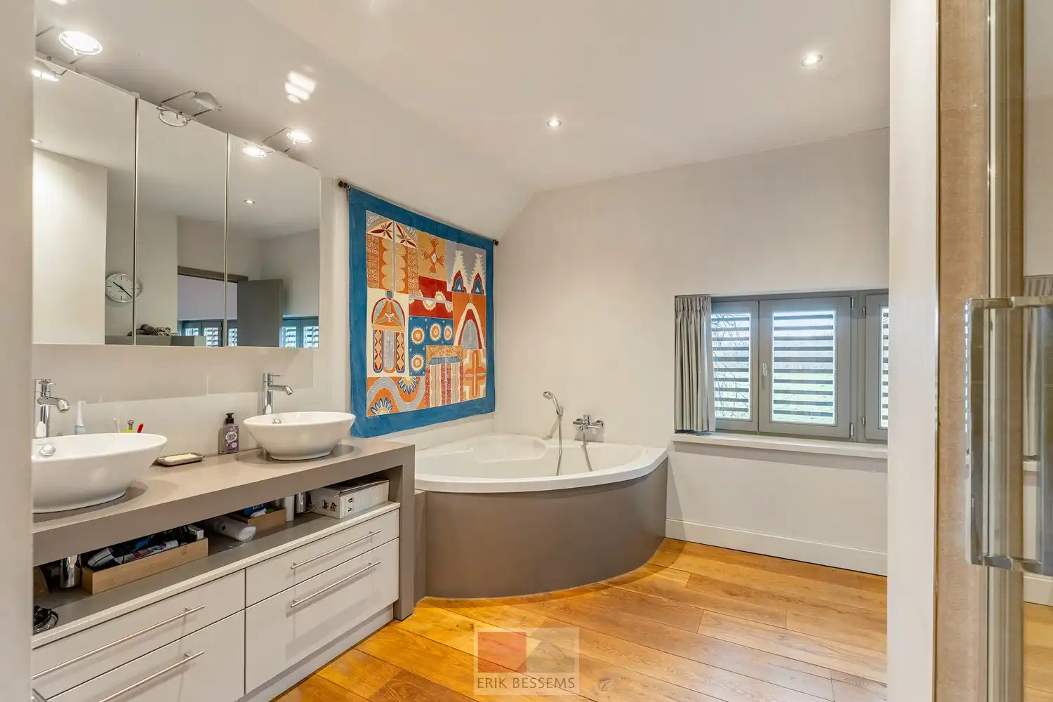 Een zeer karaktervol woonerf van maar liefst 3996 m² met bijzondere uitstraling, bestaande uit een prachtige hoofdwoning (voormalige schuur en stallen) en een charmant vakwerkhuis. foto 26