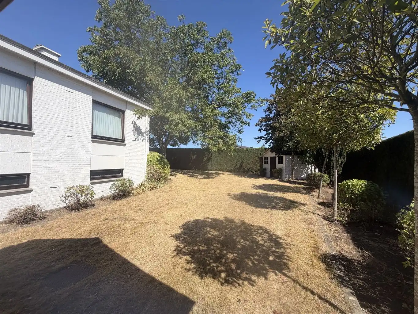 Vrijstaande splitlevelwoning met 3 (+1)slaapkamers, inpandige garage en carport, overdekt terras en omheinde tuin, gunstig gelegen nabij het centrum van Maaseik. foto 24