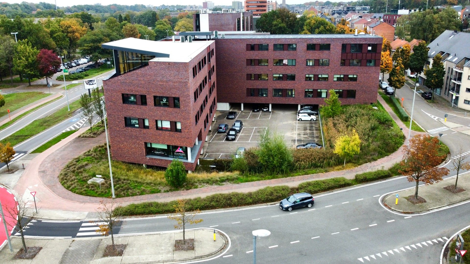 Moderne kantoorruimte op AAA-locatie met uitstekende zichtbaarheid foto {{pictureIndex}}