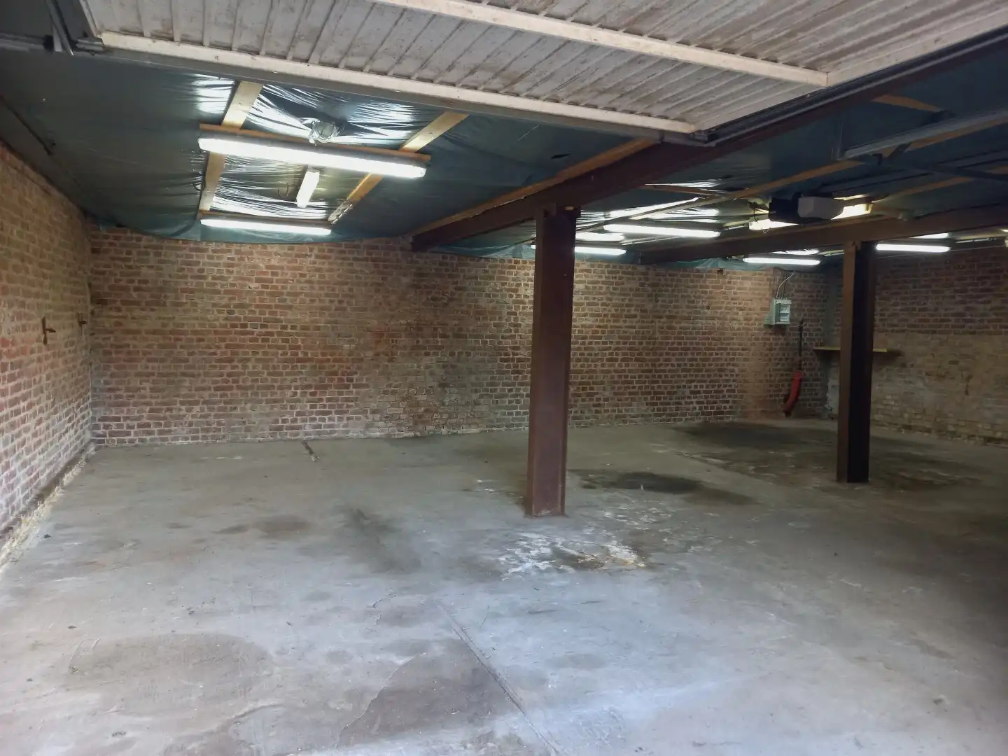 Zeer ruime garage foto 2