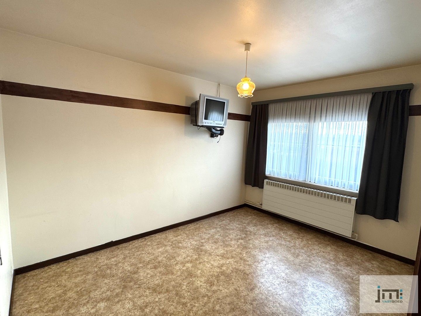 Goed onderhouden woning met ruime garage en carport foto 7