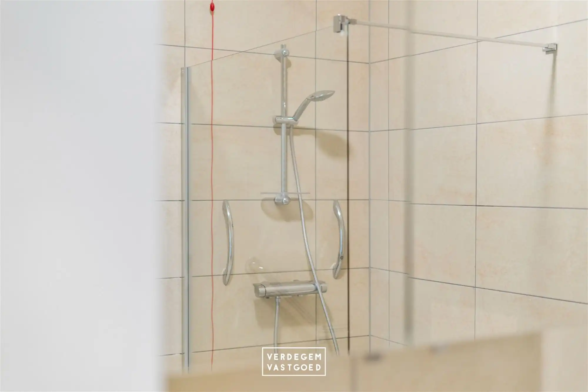 Gelijkvloers service-appartement met autostaanplaats foto 7