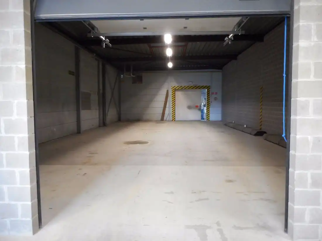 Groot magazijn/garage/opslagruimte foto 4