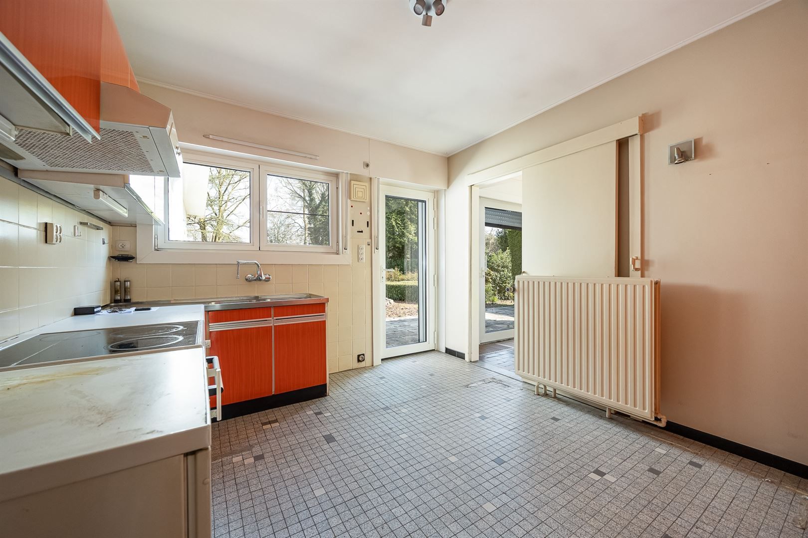 Te renoveren laagbouwvilla met Engelse tuin foto 8